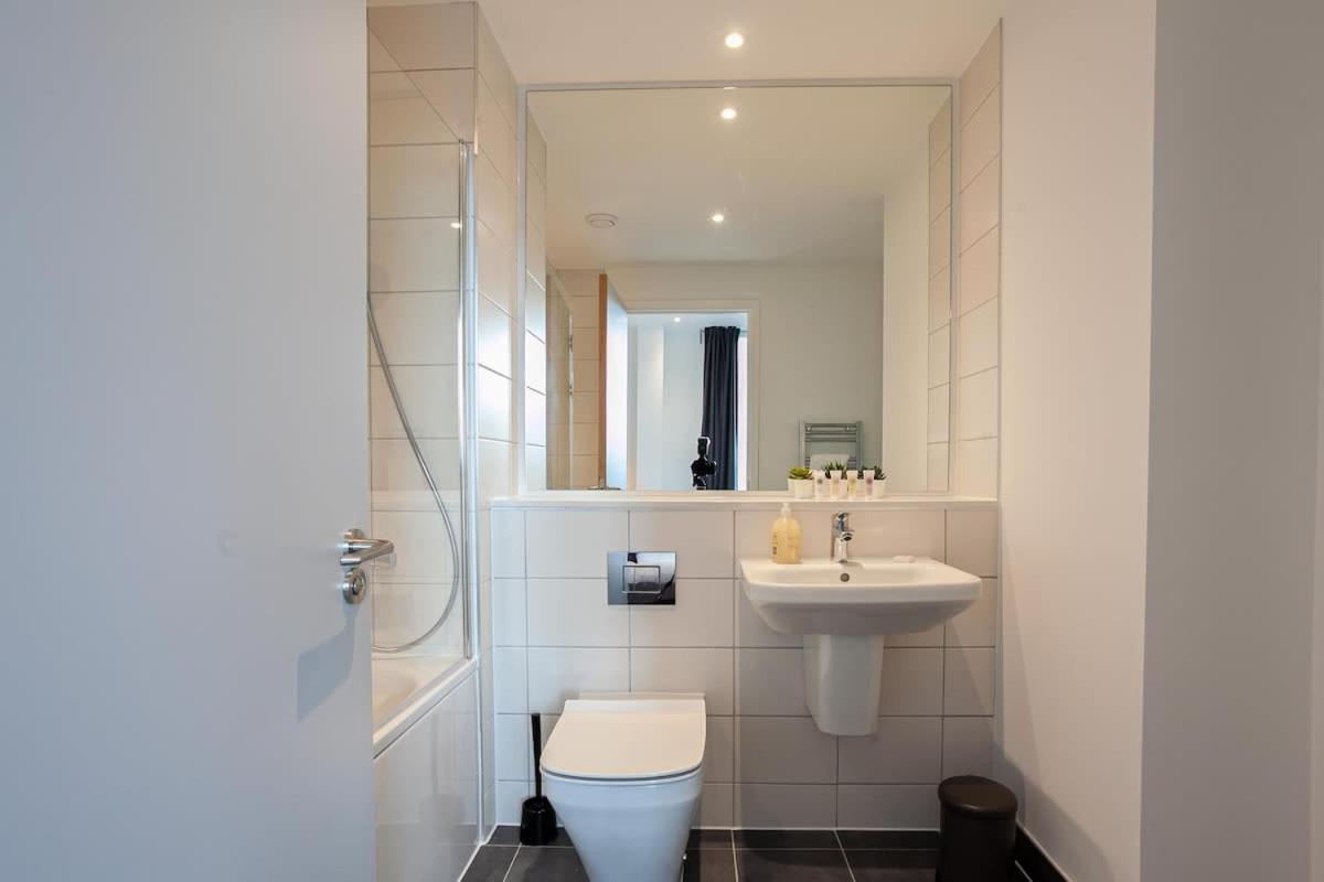 Spacious 2 Bed Apartment In Central Манчестър Екстериор снимка