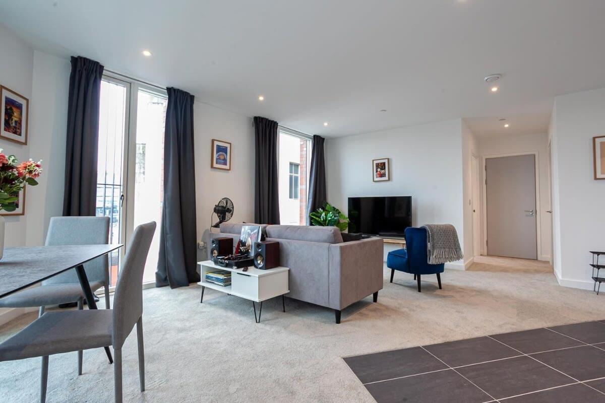 Spacious 2 Bed Apartment In Central Манчестър Екстериор снимка