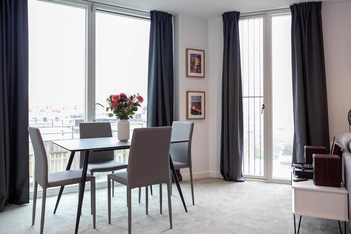 Spacious 2 Bed Apartment In Central Манчестър Екстериор снимка